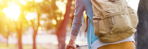 Personne à vélo avec un sac à dos