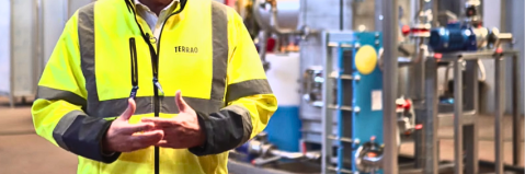 Personne expliquant le dispositif