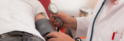 Médecin auscultant un patient