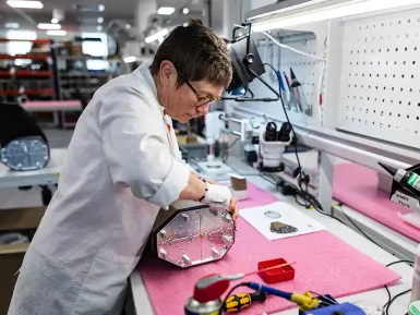 Une femme travaille dans les ateliers de MC2 Technologies à Villeneuve-d'Ascq