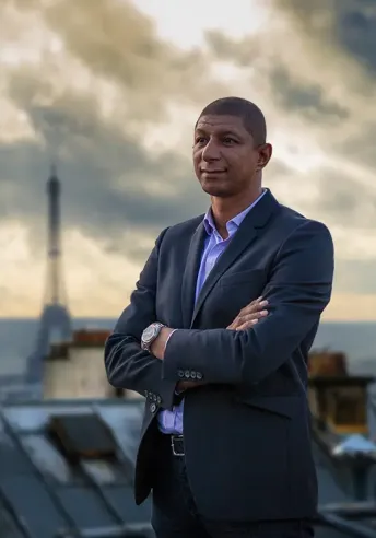 portrait de Saïd Hammouche président fondateur du cabinet de recrutement Mozaik RH  qui promeut la diversité et l'inclusion dans l'accès à l'emploi des jeunes.