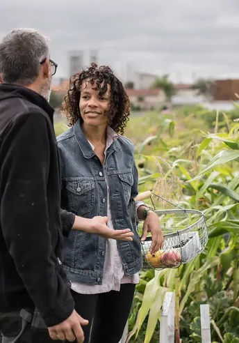 La cheffe Alessandra Montagne dans le potager où elle récolte ses légumes en Seine-Saint-Denis