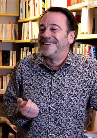 portrait de l'écrivain Michel Bussi dans une librairie à Rouen