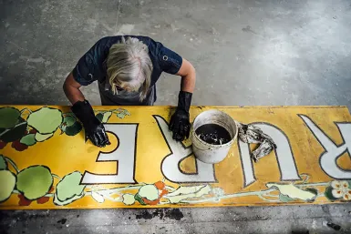 personne qui restaure la devanture de La Samaritaine