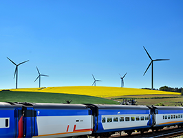 Train dans un paysage avec éoliennes 