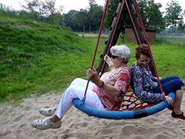 Deux femmes sur une balançoire
