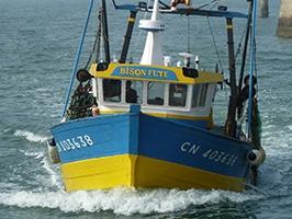 bateau de pêche dans la mer