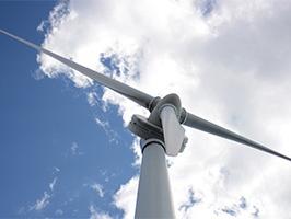 image d'éolienne prise par le bas