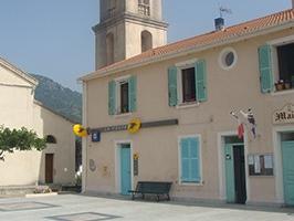 bureau de poste locale sur la place d'un petit village 