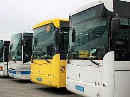 quatre autobus sur un parking 