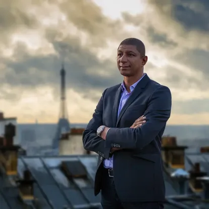 portrait de Saïd Hammouche président fondateur du cabinet de recrutement Mozaik RH  qui promeut la diversité et l'inclusion dans l'accès à l'emploi des jeunes.