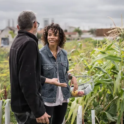 La cheffe Alessandra Montagne dans le potager où elle récolte ses légumes en Seine-Saint-Denis