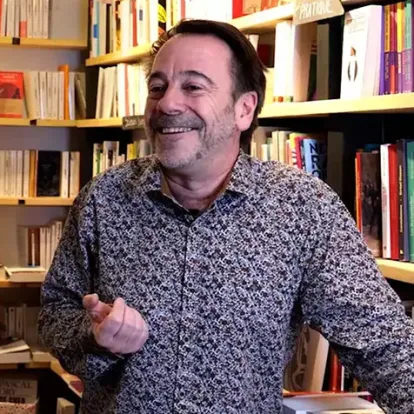 portrait de l'écrivain Michel Bussi dans une librairie à Rouen